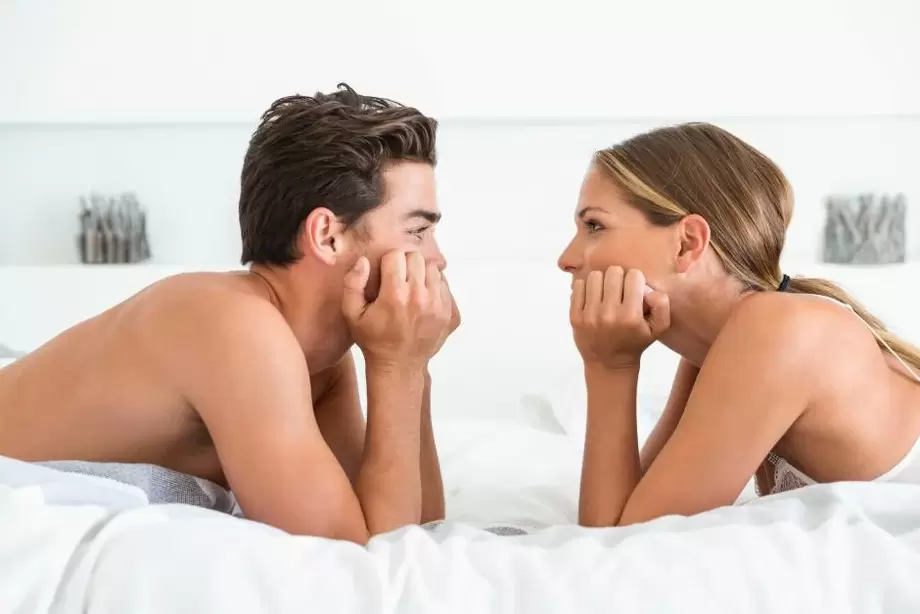 žena a muž so zväčšenou hlavou penisu
