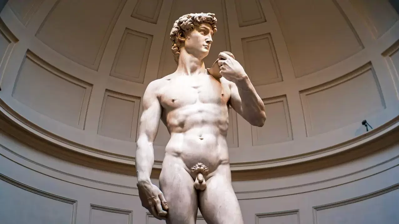 socha muža s krásnym penisom