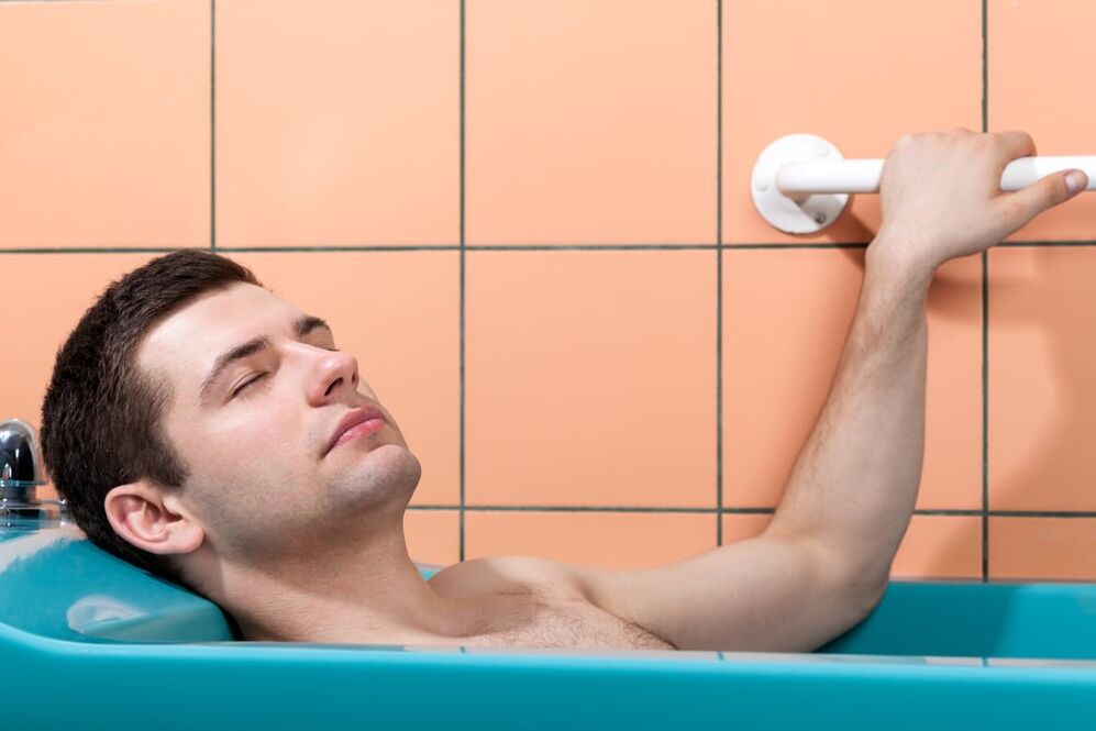 muž sa kúpe v sóde bikarbóne, aby si zväčšil penis